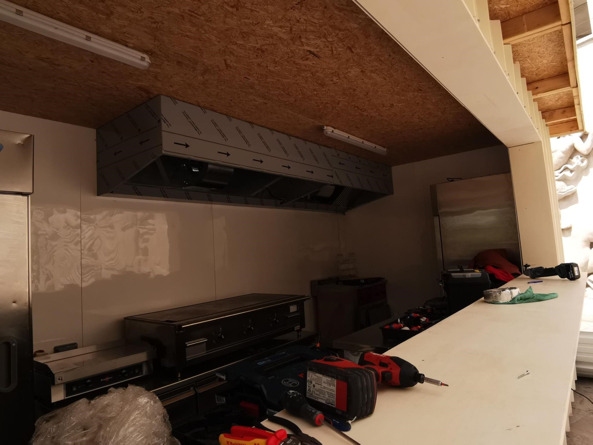 montage d'une hotte de cuisine