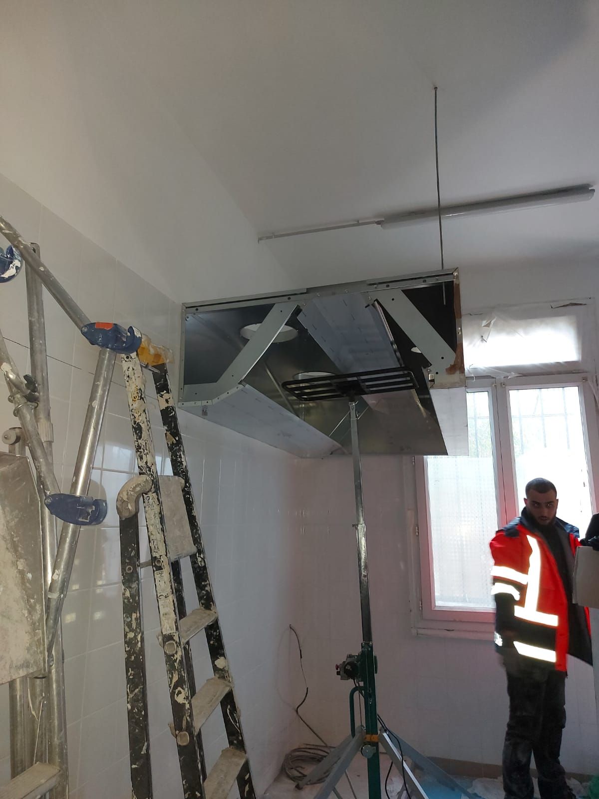 Montage et installation d'une hotte de cuisine professionnel de ventilation