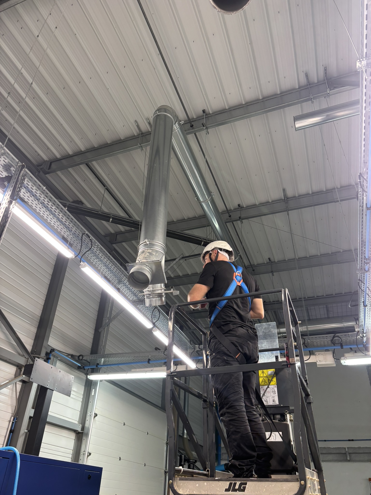 Montage sur une nacelle en sécurité d'un réseau d'extraction pour la ventilation
